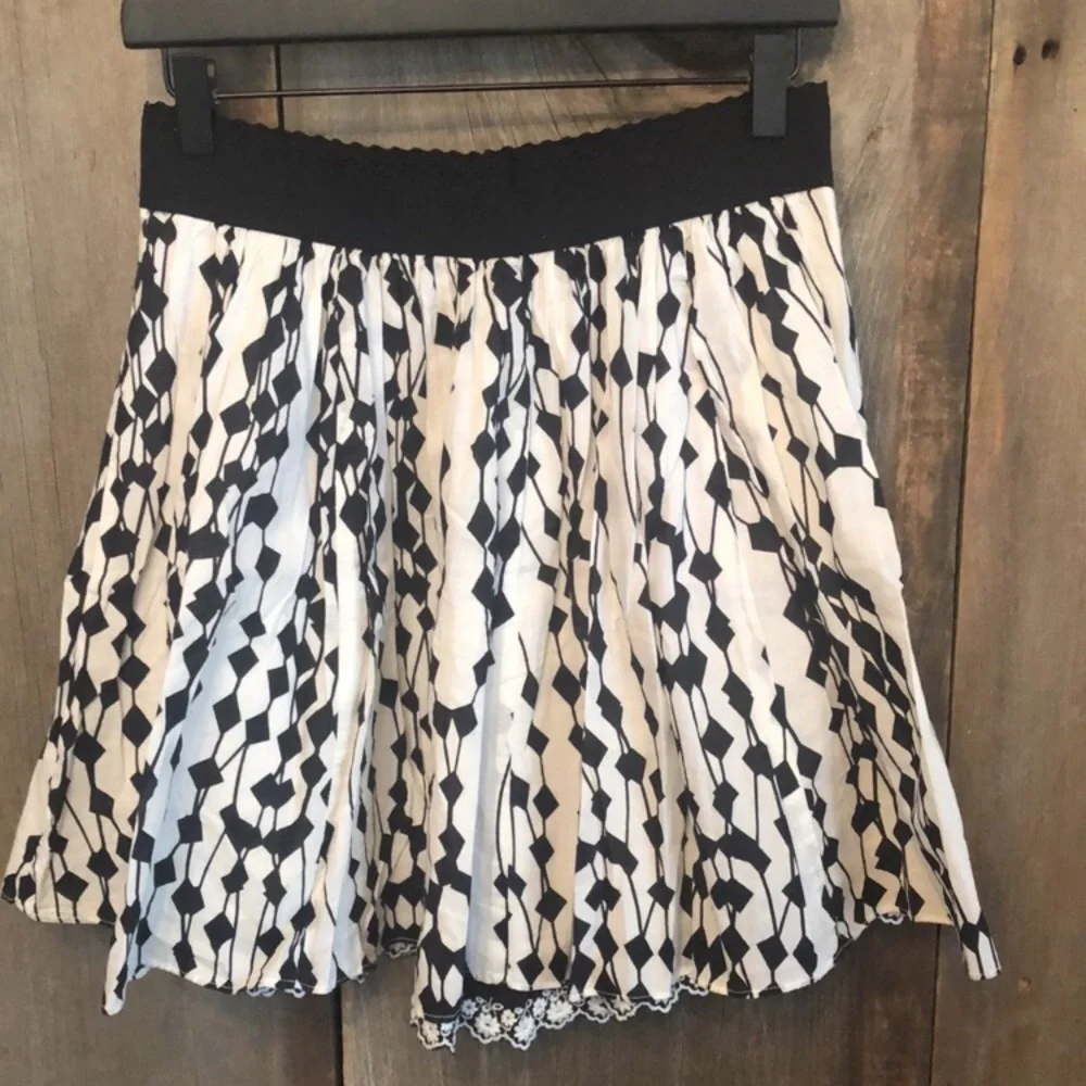 Forever 21 Pleated Skirt in Black & White Size Medium